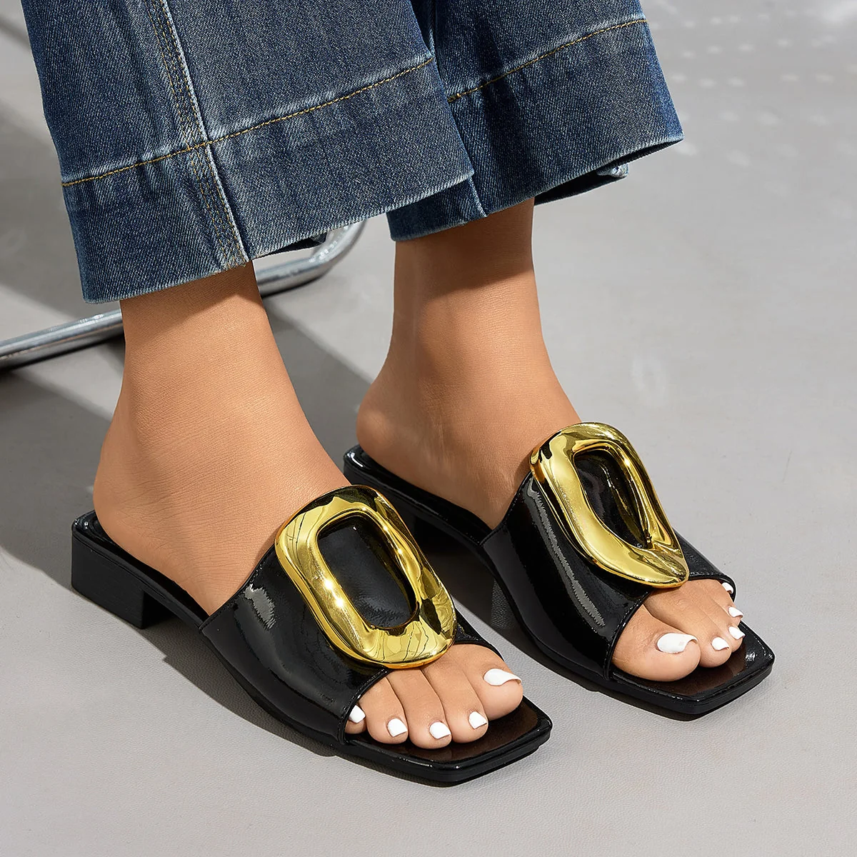 Sandálias Mirela com fivela dourada e elegância confortável - Image 2