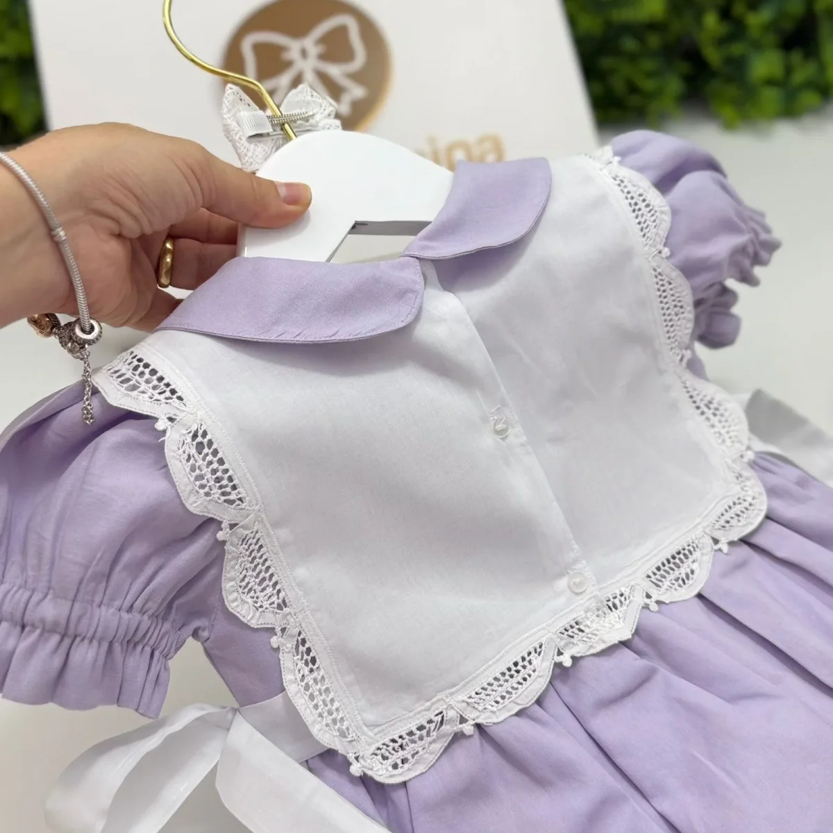 Pimpão Lavanda com Bordado Floral e Babador Removível - Image 4